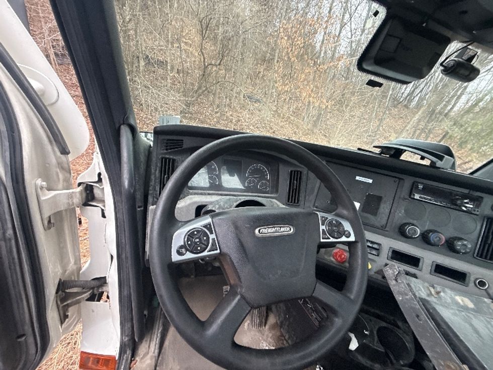 Day Cab Tractor-Heavy Duty Tractors-Freightliner-2021-T12664ST-Cross Lanes-WV-428,379\n\t\tmiles-$ 15,000 - Image 11
