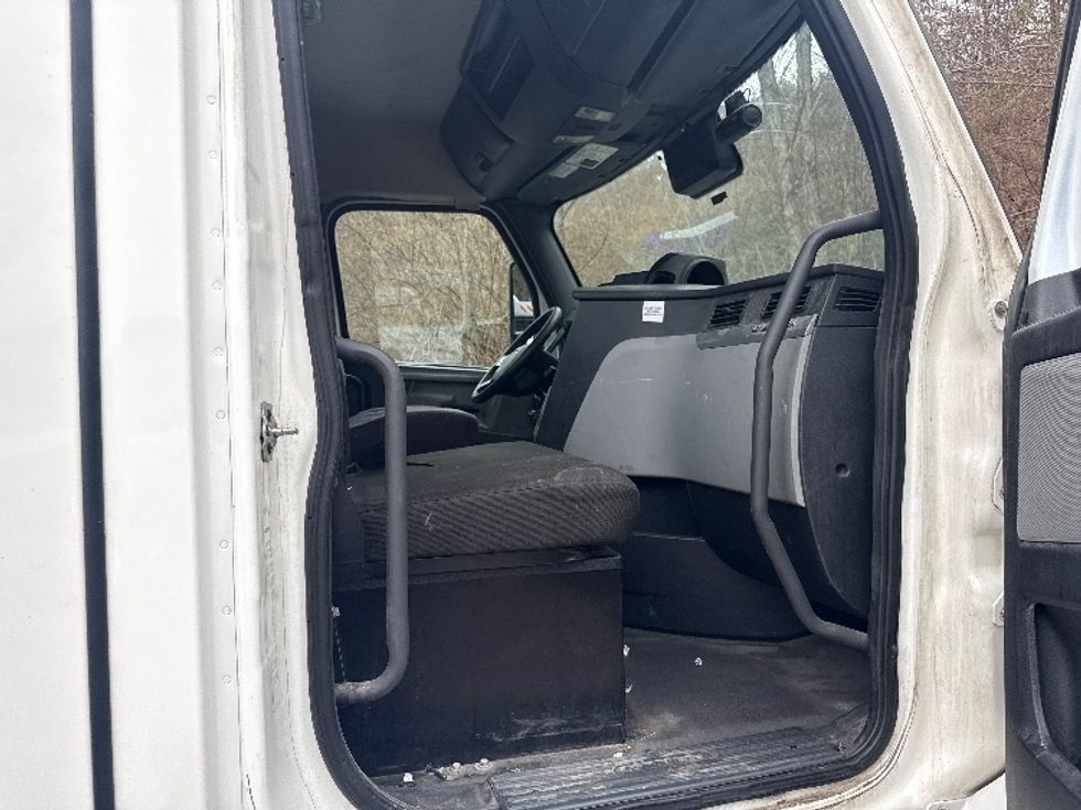 Day Cab Tractor-Heavy Duty Tractors-Freightliner-2021-T12664ST-Cross Lanes-WV-428,379\n\t\tmiles-$ 15,000 - Image 12