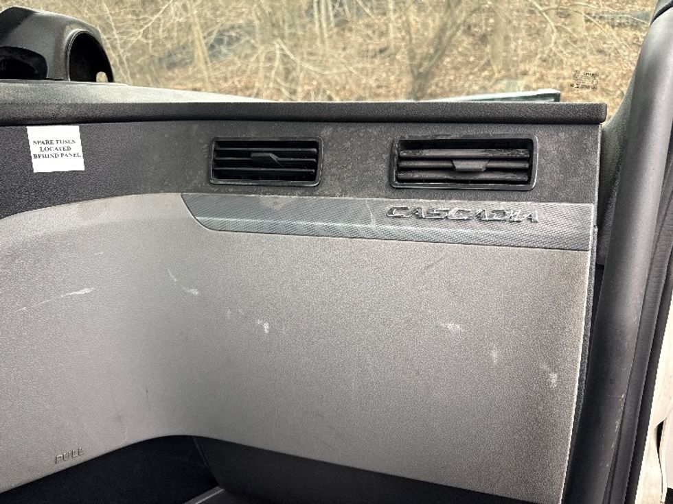 Day Cab Tractor-Heavy Duty Tractors-Freightliner-2021-T12664ST-Cross Lanes-WV-428,379\n\t\tmiles-$ 15,000 - Image 13