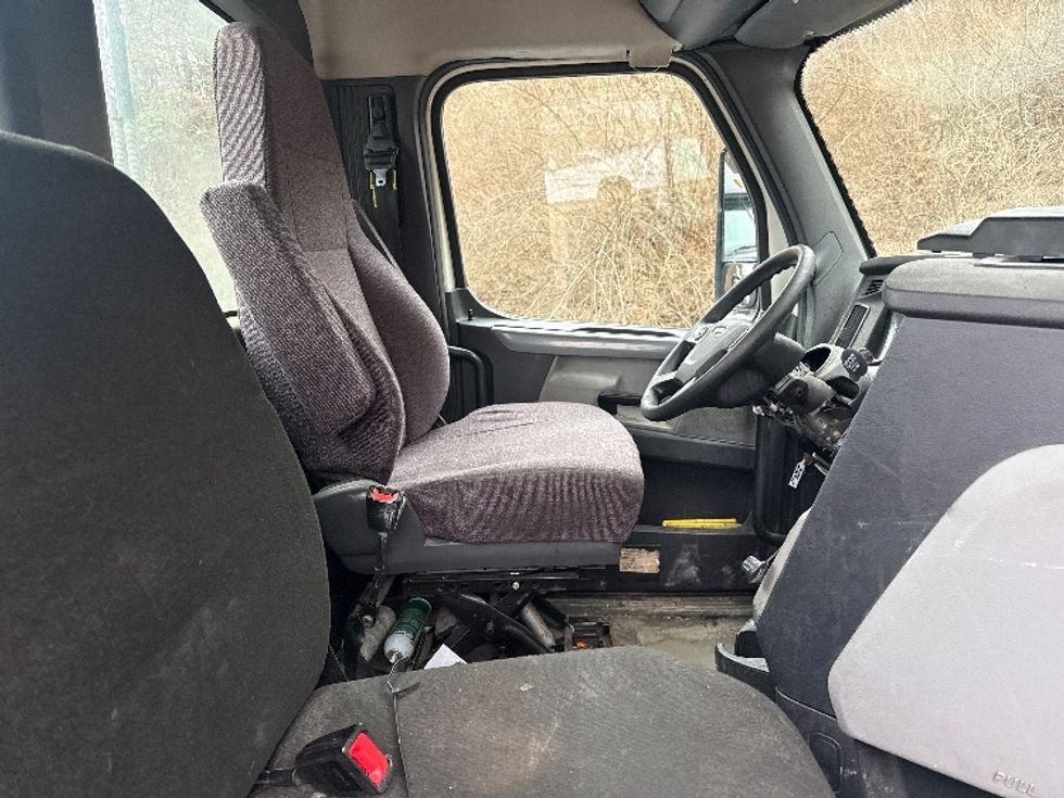 Day Cab Tractor-Heavy Duty Tractors-Freightliner-2021-T12664ST-Cross Lanes-WV-428,379\n\t\tmiles-$ 15,000 - Image 14