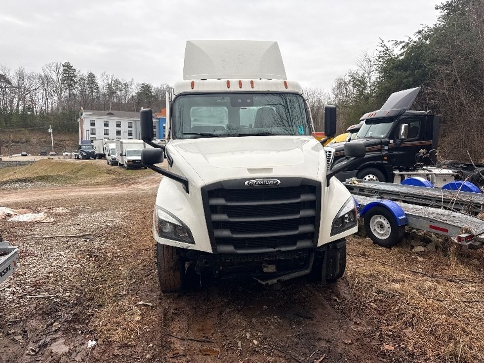 Day Cab Tractor-Heavy Duty Tractors-Freightliner-2021-T12664ST-Cross Lanes-WV-428,379\n\t\tmiles-$ 15,000 - Image 2