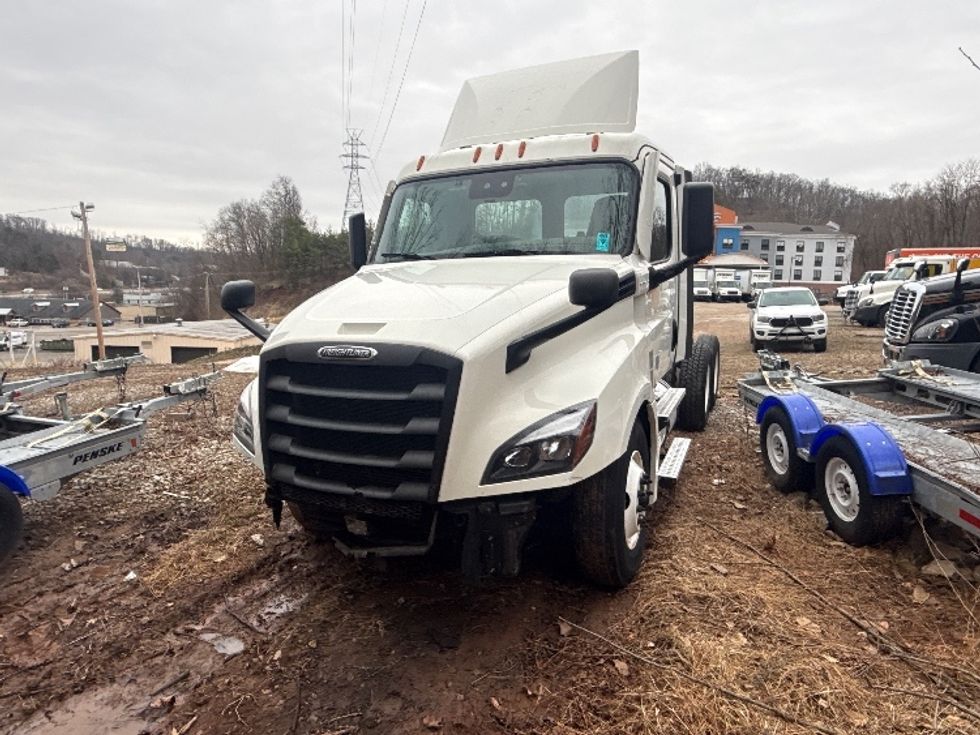 Day Cab Tractor-Heavy Duty Tractors-Freightliner-2021-T12664ST-Cross Lanes-WV-428,379\n\t\tmiles-$ 15,000 - Image 3