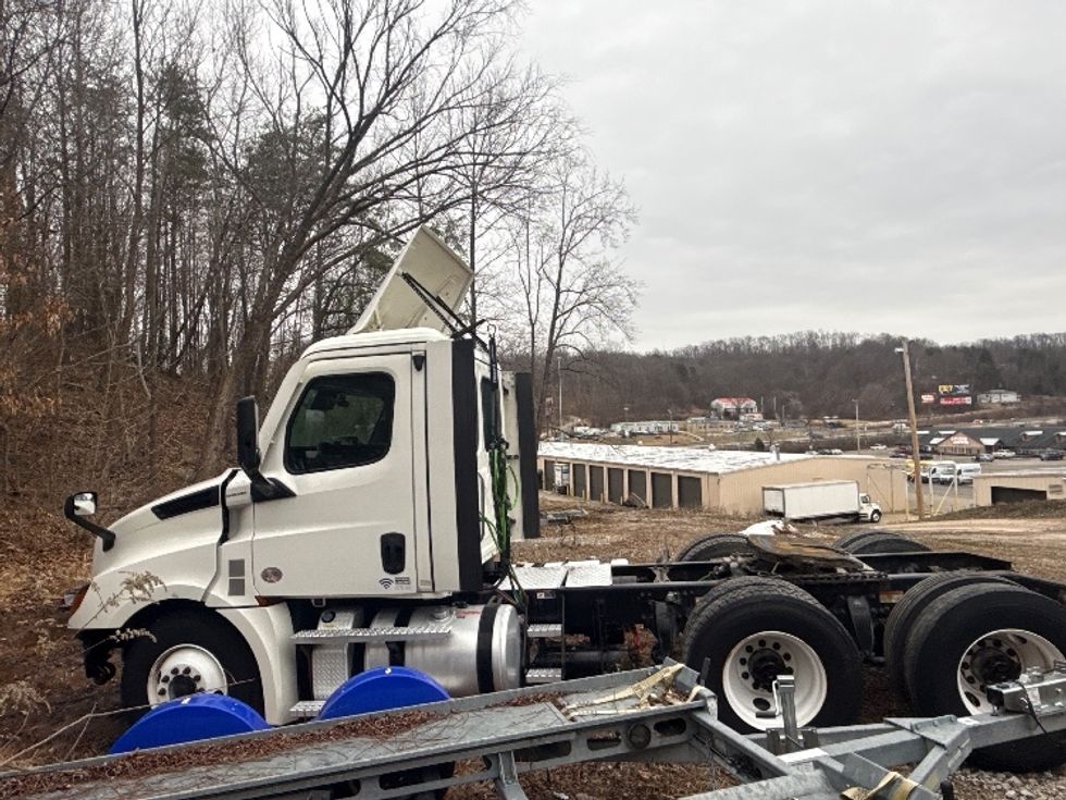 Day Cab Tractor-Heavy Duty Tractors-Freightliner-2021-T12664ST-Cross Lanes-WV-428,379\n\t\tmiles-$ 15,000 - Image 4