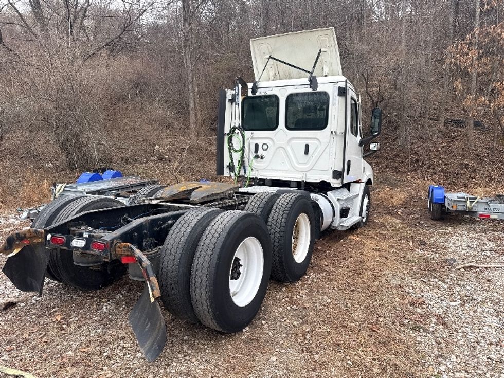 Day Cab Tractor-Heavy Duty Tractors-Freightliner-2021-T12664ST-Cross Lanes-WV-428,379\n\t\tmiles-$ 15,000 - Image 7