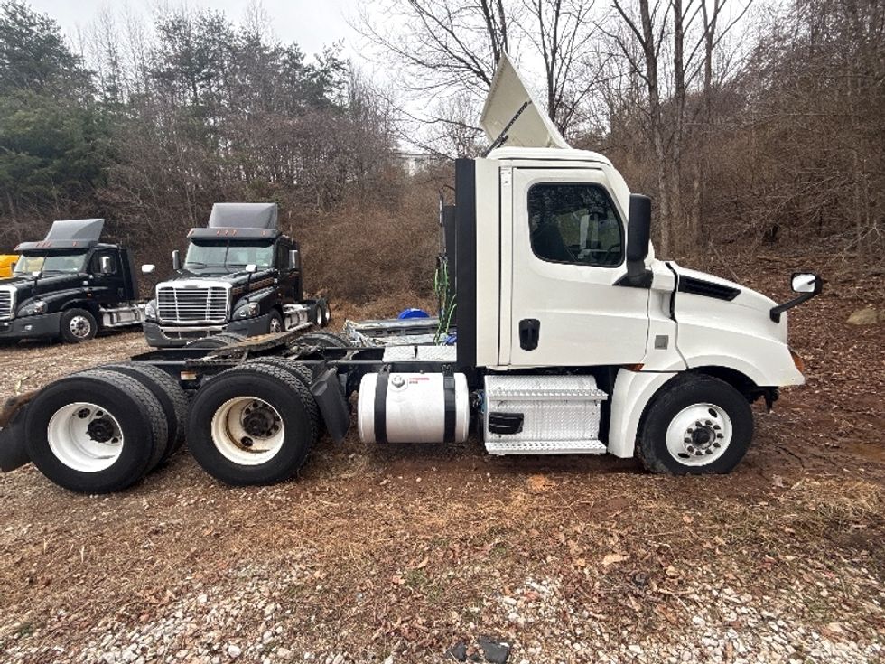 Day Cab Tractor-Heavy Duty Tractors-Freightliner-2021-T12664ST-Cross Lanes-WV-428,379\n\t\tmiles-$ 15,000 - Image 8