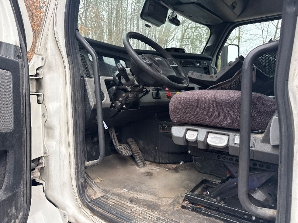 Day Cab Tractor-Heavy Duty Tractors-Freightliner-2021-T12664ST-Cross Lanes-WV-428,379\n\t\tmiles-$ 15,000 - Image 9