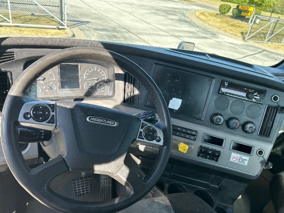Day Cab Tractor-Heavy Duty Tractors-Freightliner-2021-T12664ST-Davenport-IA-558,870\n\t\tmiles-$ 43,500 - Image 11