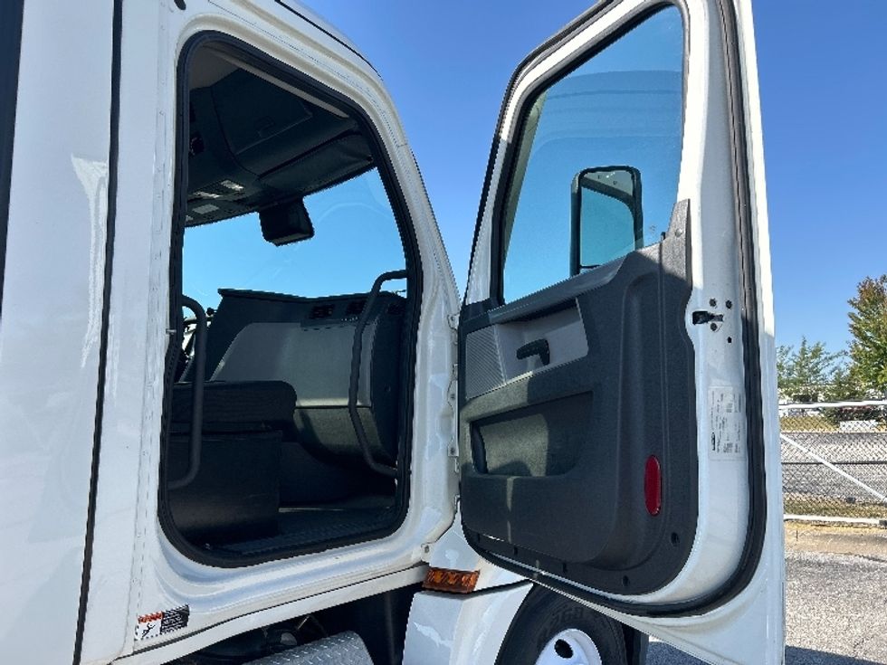 Day Cab Tractor-Heavy Duty Tractors-Freightliner-2021-T12664ST-Davenport-IA-558,870\n\t\tmiles-$ 43,500 - Image 12