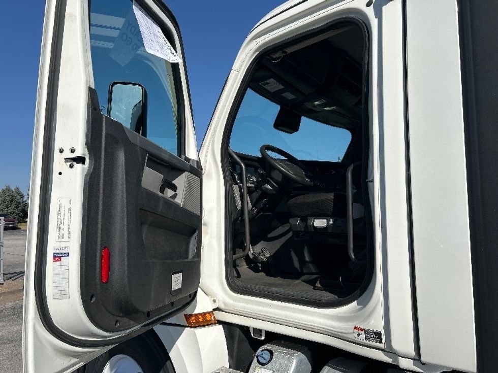 Day Cab Tractor-Heavy Duty Tractors-Freightliner-2021-T12664ST-Davenport-IA-558,870\n\t\tmiles-$ 43,500 - Image 9