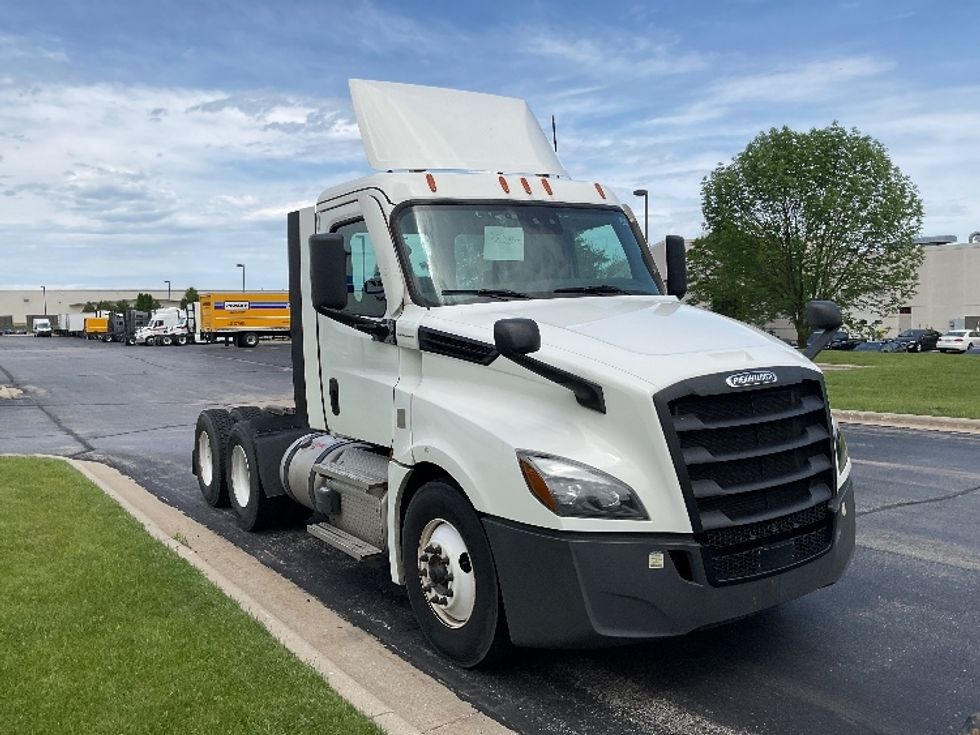 Day Cab Tractor-Heavy Duty Tractors-Freightliner-2021-T12664ST-De Pere-WI-425,565\n\t\tmiles-$ 53,750 - Image 1