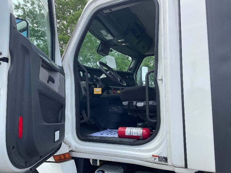 Day Cab Tractor-Heavy Duty Tractors-Freightliner-2021-T12664ST-De Pere-WI-425,565\n\t\tmiles-$ 53,750 - Image 9
