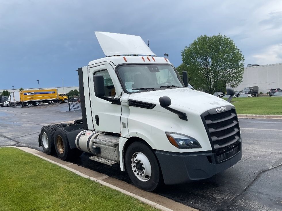 Day Cab Tractor-Heavy Duty Tractors-Freightliner-2021-T12664ST-De Pere-WI-472,773\n\t\tmiles-$ 49,000 - Image 1
