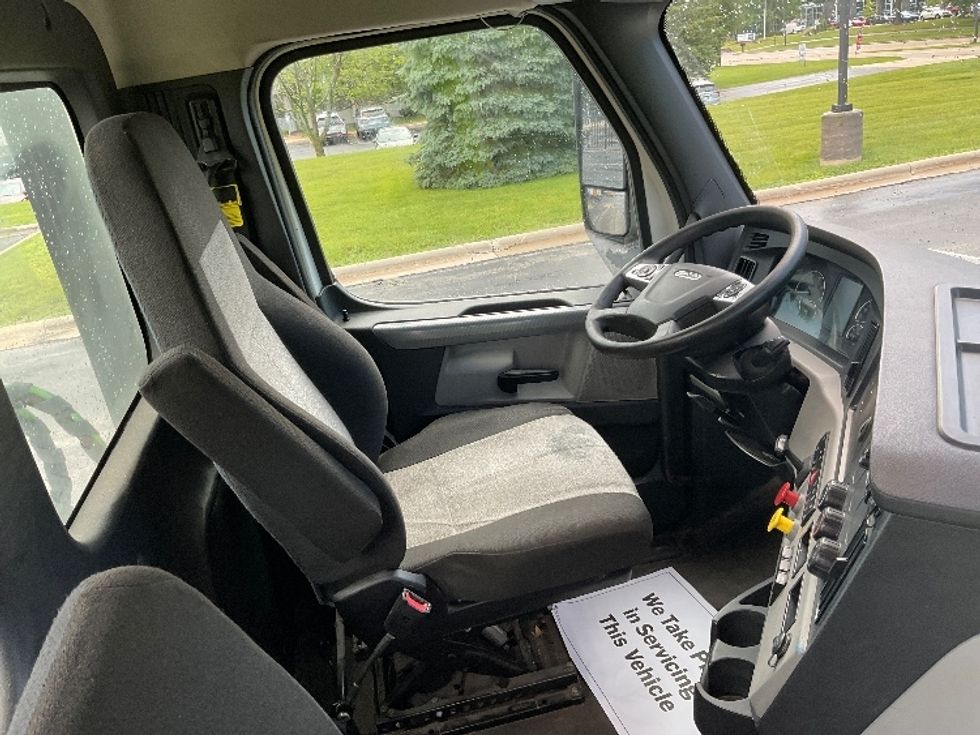Day Cab Tractor-Heavy Duty Tractors-Freightliner-2021-T12664ST-De Pere-WI-472,773\n\t\tmiles-$ 49,000 - Image 14