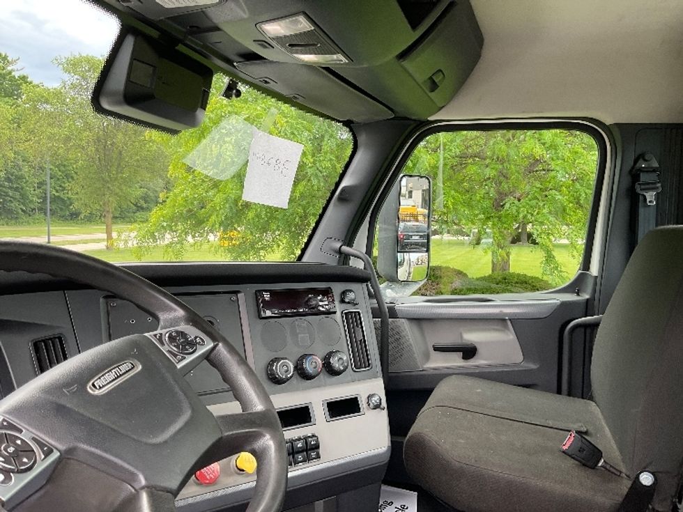 Day Cab Tractor-Heavy Duty Tractors-Freightliner-2021-T12664ST-De Pere-WI-520,540\n\t\tmiles-$ 44,250 - Image 10