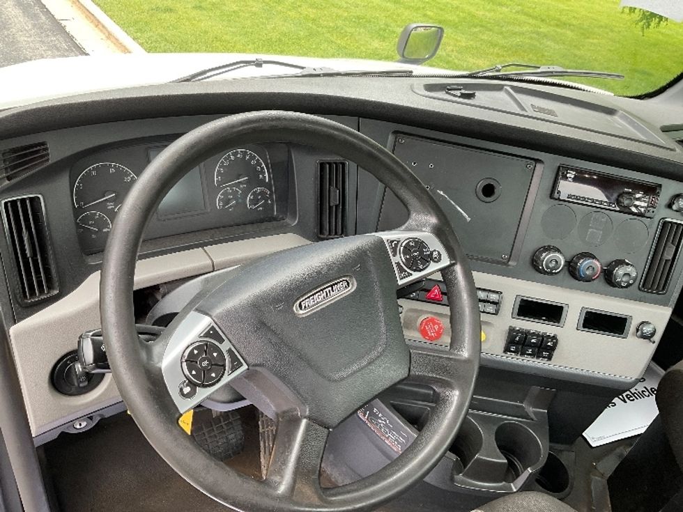 Day Cab Tractor-Heavy Duty Tractors-Freightliner-2021-T12664ST-De Pere-WI-520,540\n\t\tmiles-$ 44,250 - Image 11