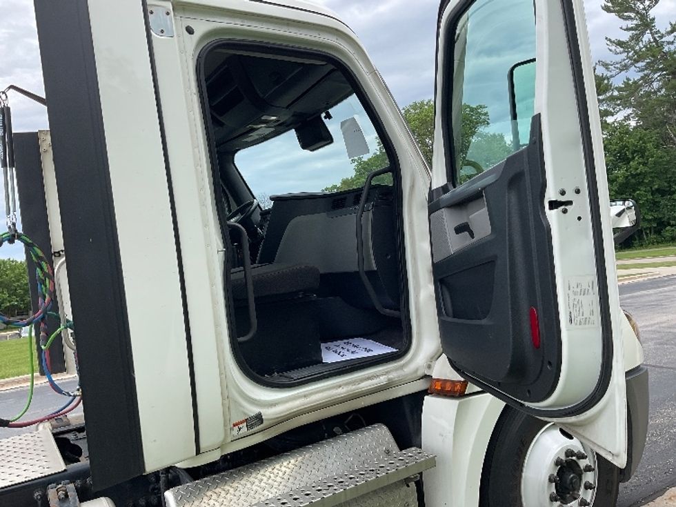 Day Cab Tractor-Heavy Duty Tractors-Freightliner-2021-T12664ST-De Pere-WI-520,540\n\t\tmiles-$ 44,250 - Image 12