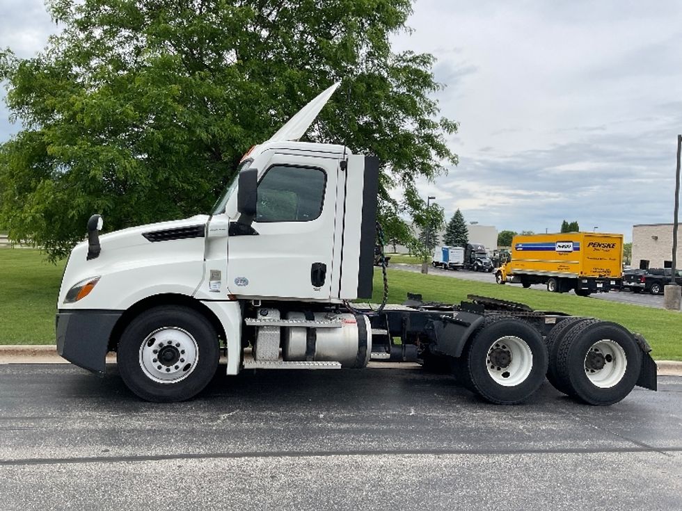 Day Cab Tractor-Heavy Duty Tractors-Freightliner-2021-T12664ST-De Pere-WI-520,540\n\t\tmiles-$ 44,250 - Image 4