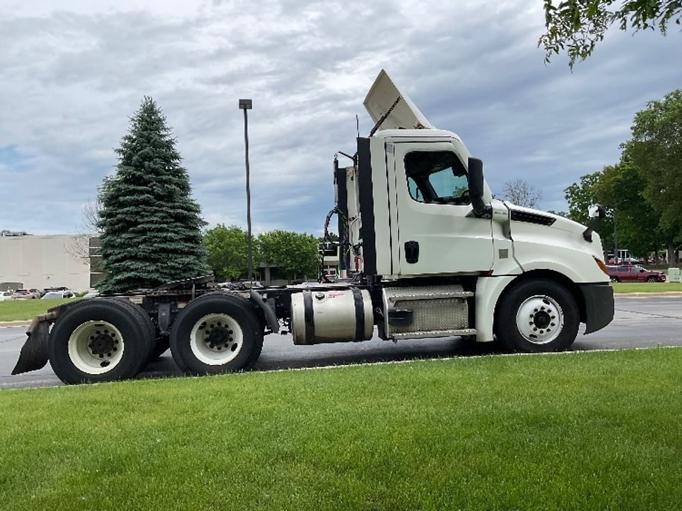 Day Cab Tractor-Heavy Duty Tractors-Freightliner-2021-T12664ST-De Pere-WI-520,540\n\t\tmiles-$ 44,250 - Image 8