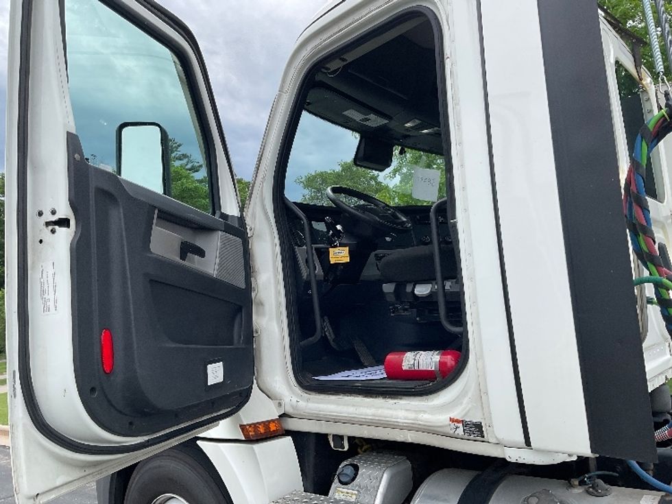 Day Cab Tractor-Heavy Duty Tractors-Freightliner-2021-T12664ST-De Pere-WI-520,540\n\t\tmiles-$ 44,250 - Image 9