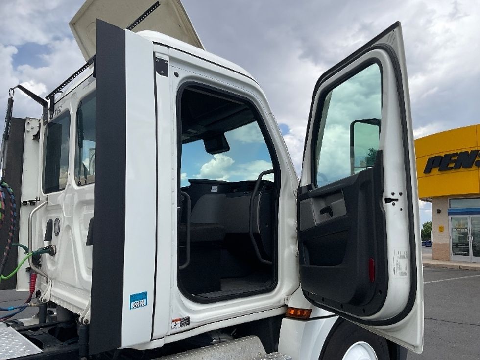 Day Cab Tractor-Heavy Duty Tractors-Freightliner-2021-T12664ST-Denver-CO-329,495\n\t\tmiles-$ 67,250 - Image 11