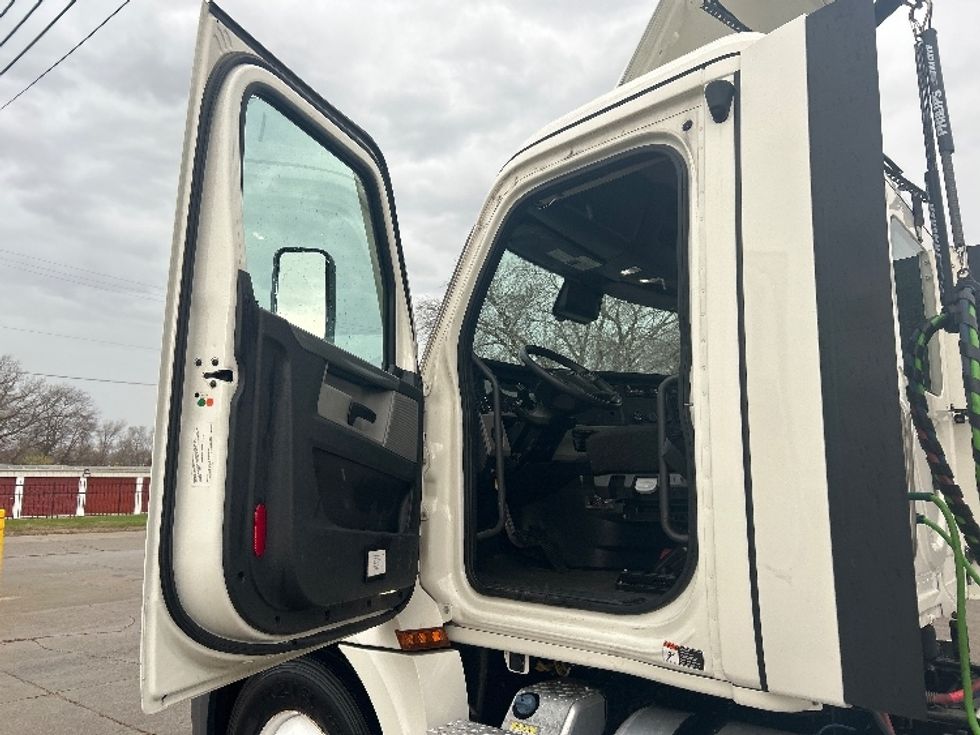 Day Cab Tractor-Heavy Duty Tractors-Freightliner-2021-T12664ST-Des Moines-IA-398,774\n\t\tmiles-$ 56,750 - Image 9