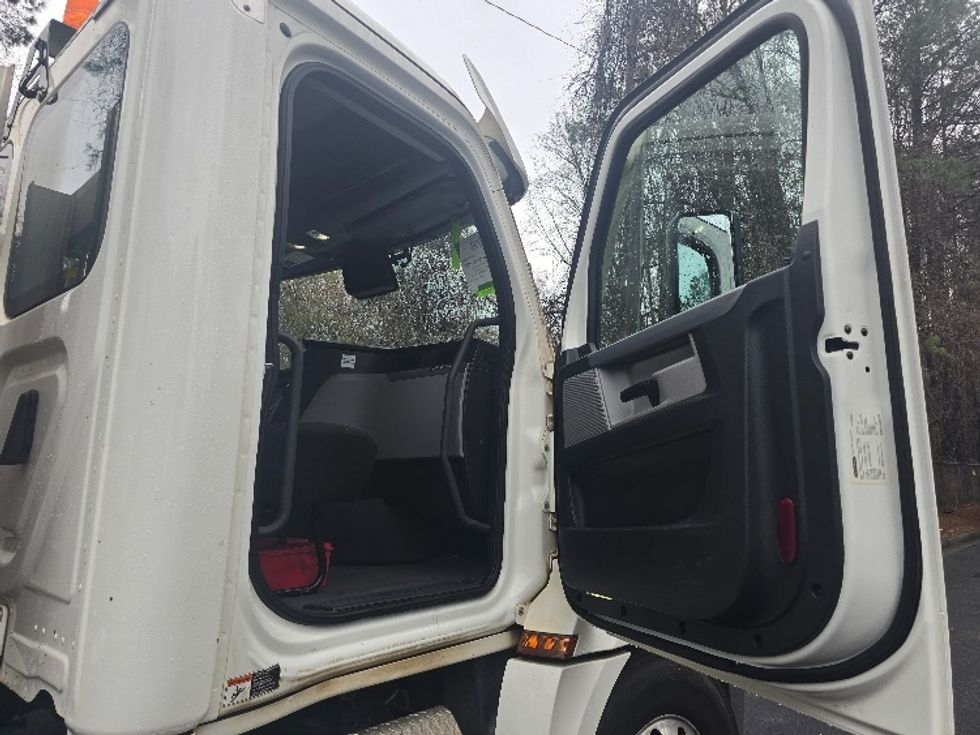 Day Cab Tractor-Heavy Duty Tractors-Freightliner-2021-T12664ST-Duluth-GA-181,680\n\t\tmiles-$ 73,000 - Image 12