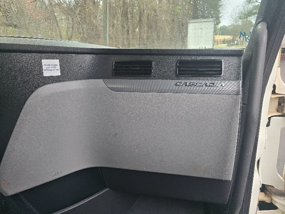 Day Cab Tractor-Heavy Duty Tractors-Freightliner-2021-T12664ST-Duluth-GA-181,680\n\t\tmiles-$ 73,000 - Image 13