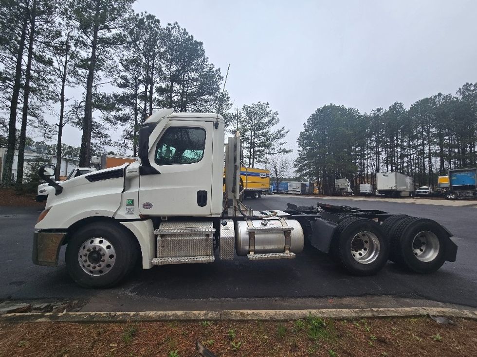 Day Cab Tractor-Heavy Duty Tractors-Freightliner-2021-T12664ST-Duluth-GA-181,680\n\t\tmiles-$ 73,000 - Image 4