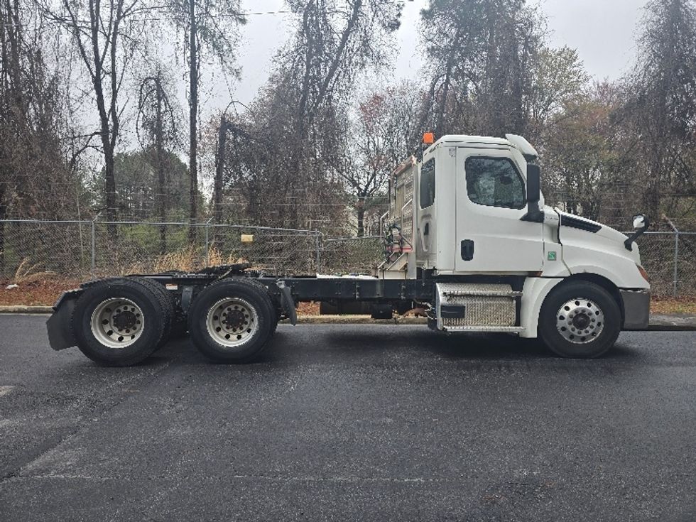 Day Cab Tractor-Heavy Duty Tractors-Freightliner-2021-T12664ST-Duluth-GA-181,680\n\t\tmiles-$ 73,000 - Image 8