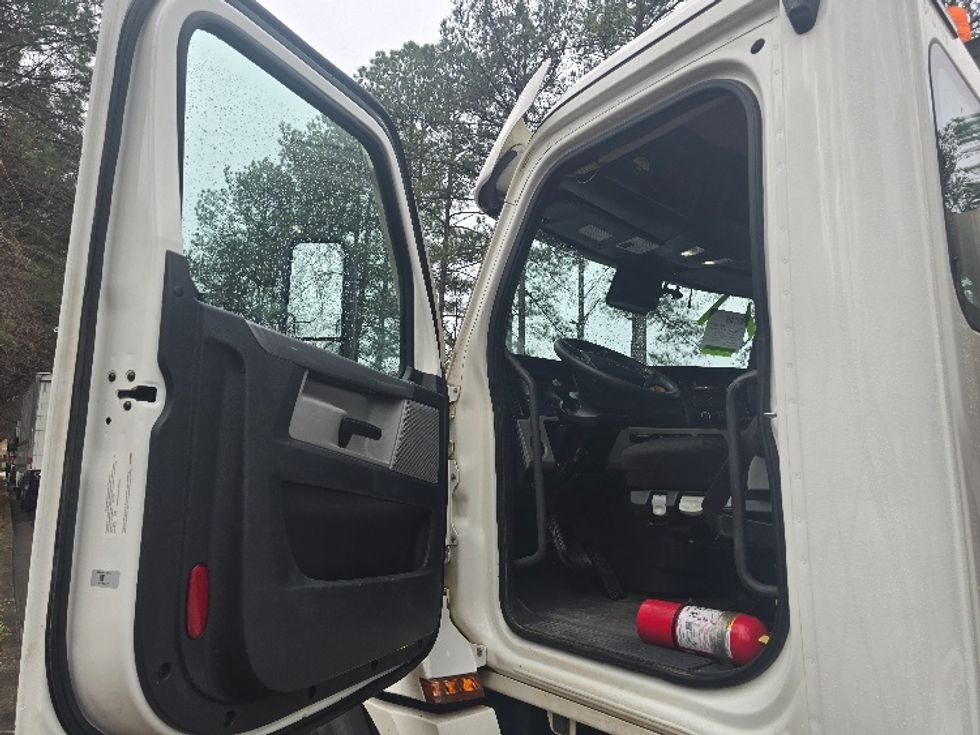 Day Cab Tractor-Heavy Duty Tractors-Freightliner-2021-T12664ST-Duluth-GA-181,680\n\t\tmiles-$ 73,000 - Image 9