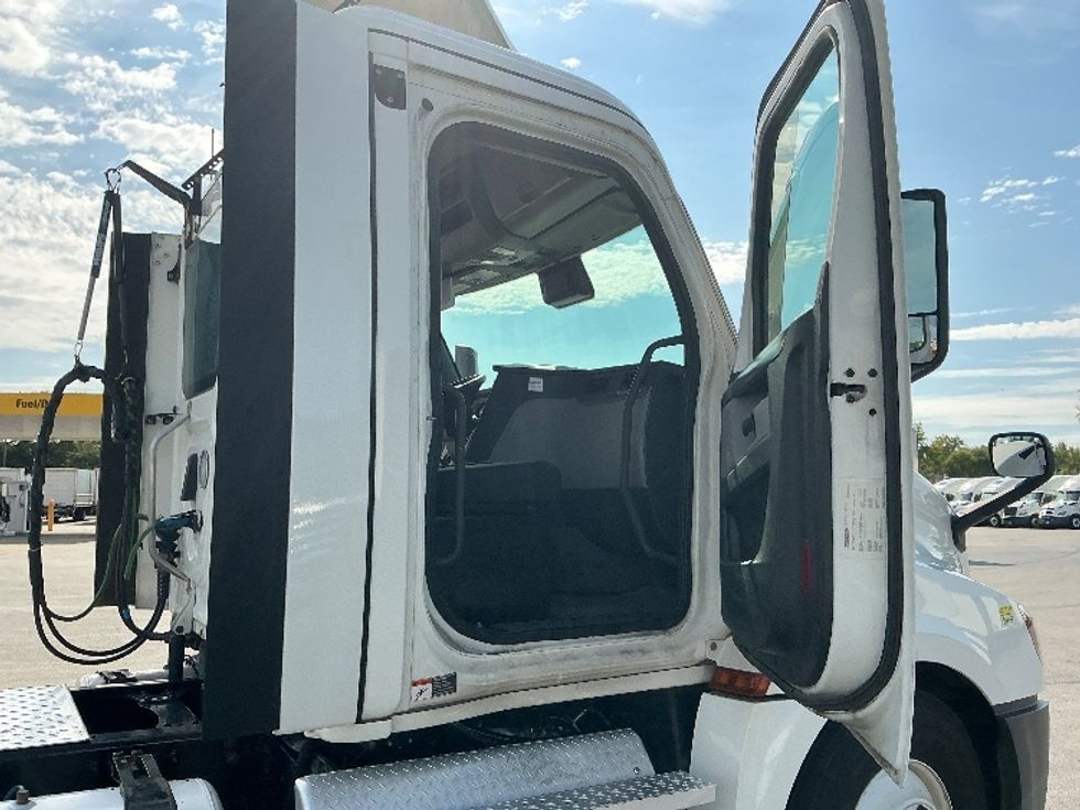 Day Cab Tractor-Heavy Duty Tractors-Freightliner-2021-T12664ST-East Chicago-IN-241,318\n\t\tmiles-$ 69,250 - Image 12