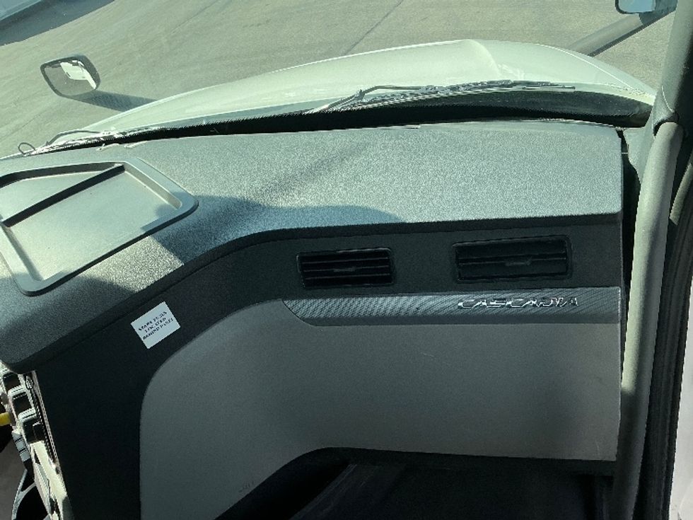 Day Cab Tractor-Heavy Duty Tractors-Freightliner-2021-T12664ST-East Chicago-IN-241,318\n\t\tmiles-$ 69,250 - Image 13