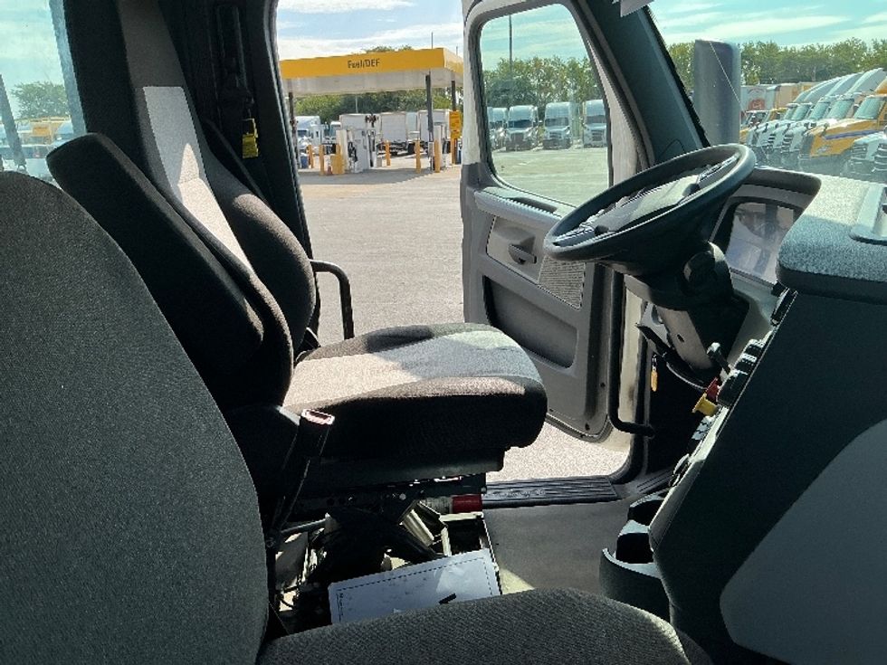 Day Cab Tractor-Heavy Duty Tractors-Freightliner-2021-T12664ST-East Chicago-IN-241,318\n\t\tmiles-$ 69,250 - Image 14