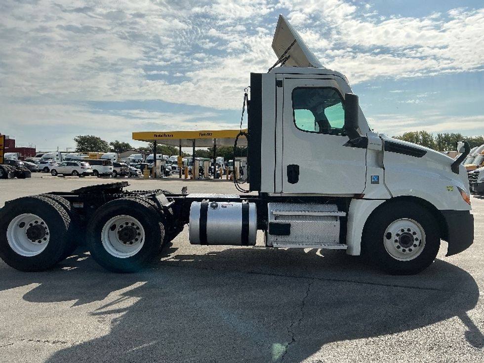 Day Cab Tractor-Heavy Duty Tractors-Freightliner-2021-T12664ST-East Chicago-IN-241,318\n\t\tmiles-$ 69,250 - Image 8