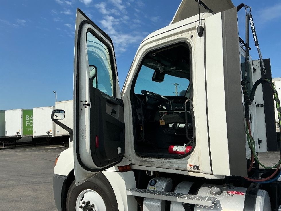 Day Cab Tractor-Heavy Duty Tractors-Freightliner-2021-T12664ST-East Chicago-IN-241,318\n\t\tmiles-$ 69,250 - Image 9