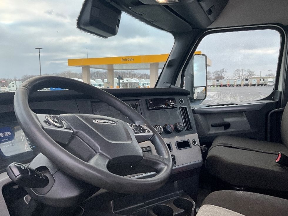 Day Cab Tractor-Heavy Duty Tractors-Freightliner-2021-T12664ST-East Chicago-IN-247,284\n\t\tmiles-$ 64,500 - Image 10