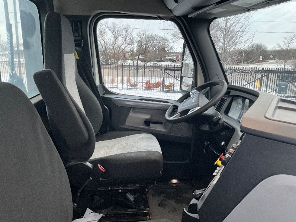 Day Cab Tractor-Heavy Duty Tractors-Freightliner-2021-T12664ST-East Chicago-IN-247,284\n\t\tmiles-$ 64,500 - Image 14