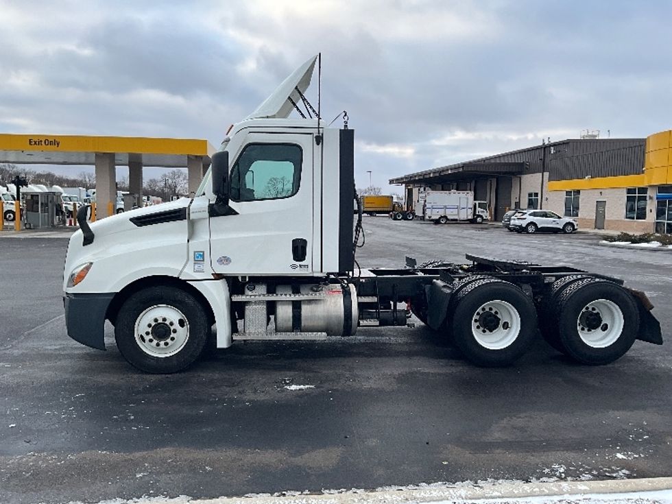 Day Cab Tractor-Heavy Duty Tractors-Freightliner-2021-T12664ST-East Chicago-IN-247,284\n\t\tmiles-$ 64,500 - Image 4