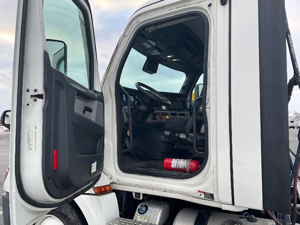 Day Cab Tractor-Heavy Duty Tractors-Freightliner-2021-T12664ST-East Chicago-IN-247,284\n\t\tmiles-$ 64,500 - Image 9