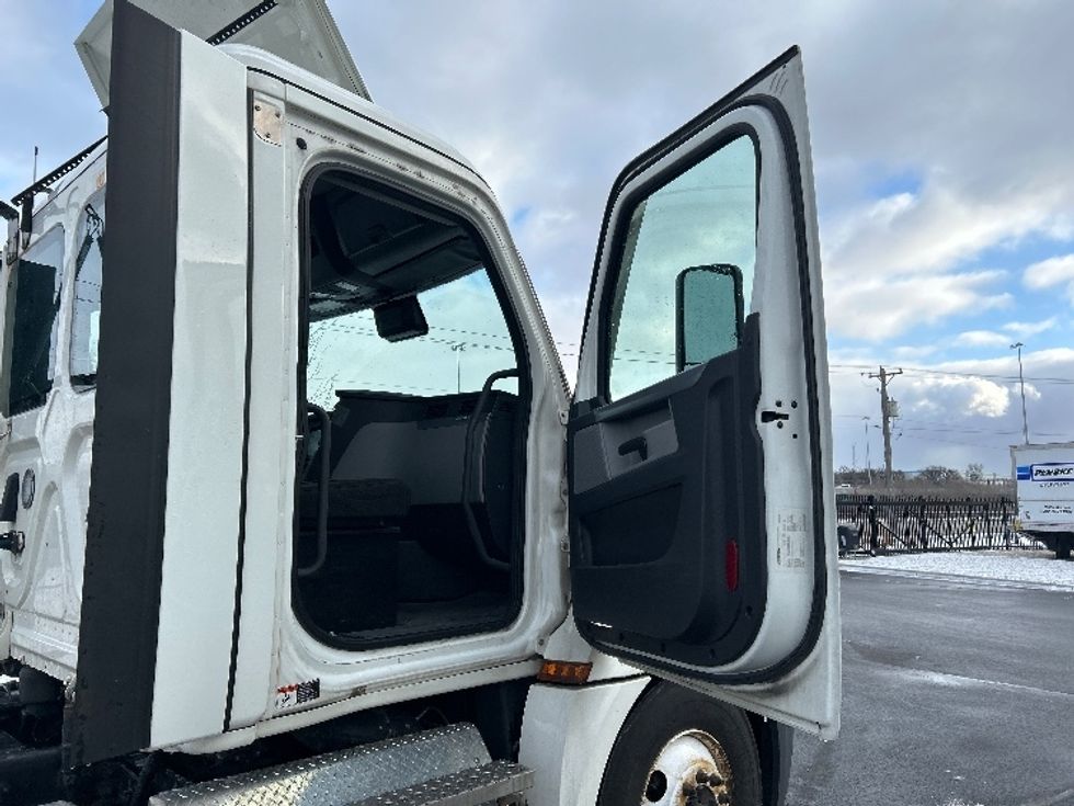 Day Cab Tractor-Heavy Duty Tractors-Freightliner-2021-T12664ST-East Chicago-IN-286,685\n\t\tmiles-$ 62,250 - Image 12