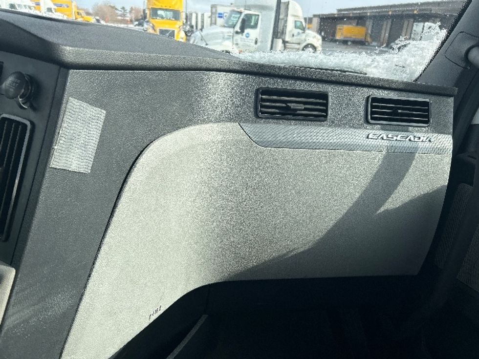 Day Cab Tractor-Heavy Duty Tractors-Freightliner-2021-T12664ST-East Chicago-IN-286,685\n\t\tmiles-$ 62,250 - Image 13