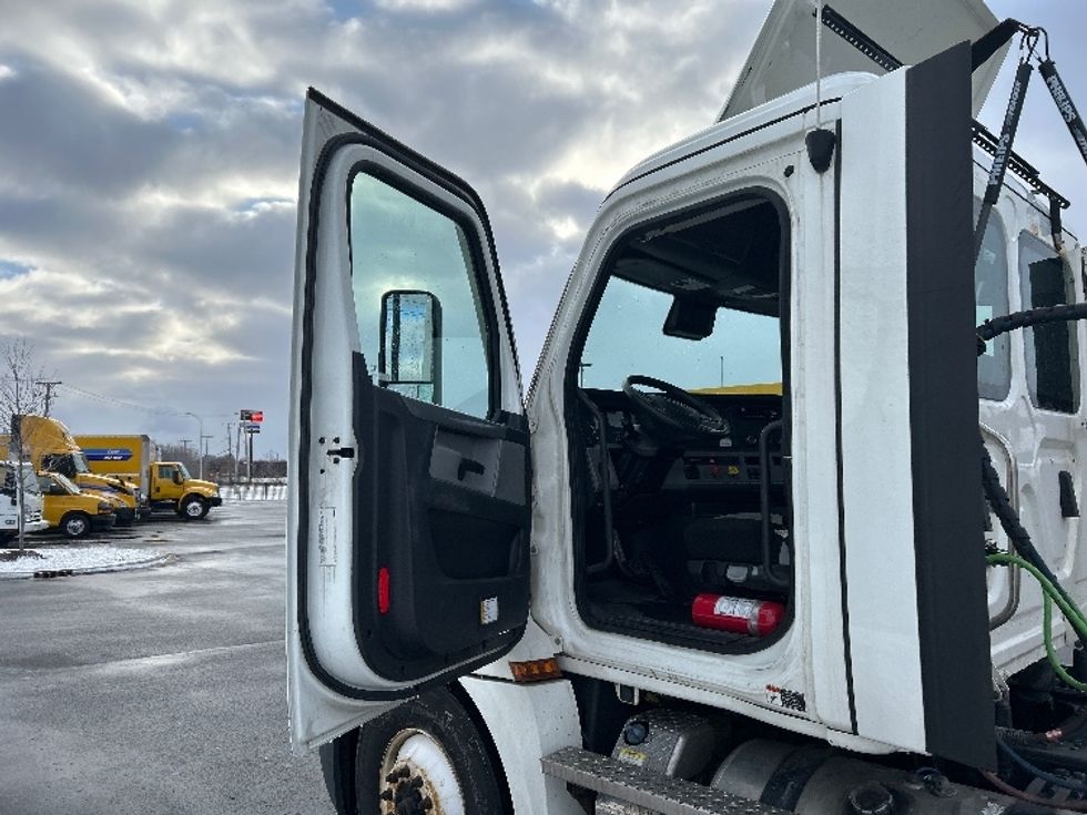 Day Cab Tractor-Heavy Duty Tractors-Freightliner-2021-T12664ST-East Chicago-IN-286,685\n\t\tmiles-$ 62,250 - Image 9