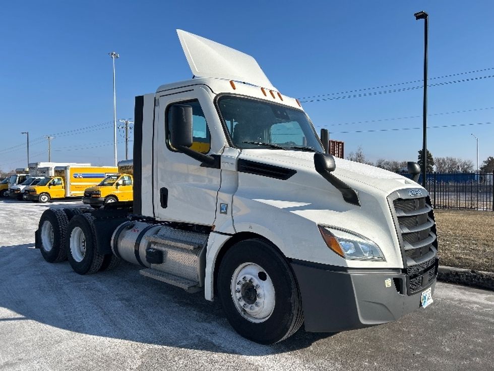 Day Cab Tractor-Heavy Duty Tractors-Freightliner-2021-T12664ST-East Chicago-IN-290,328\n\t\tmiles-$ 62,000 - Image 1