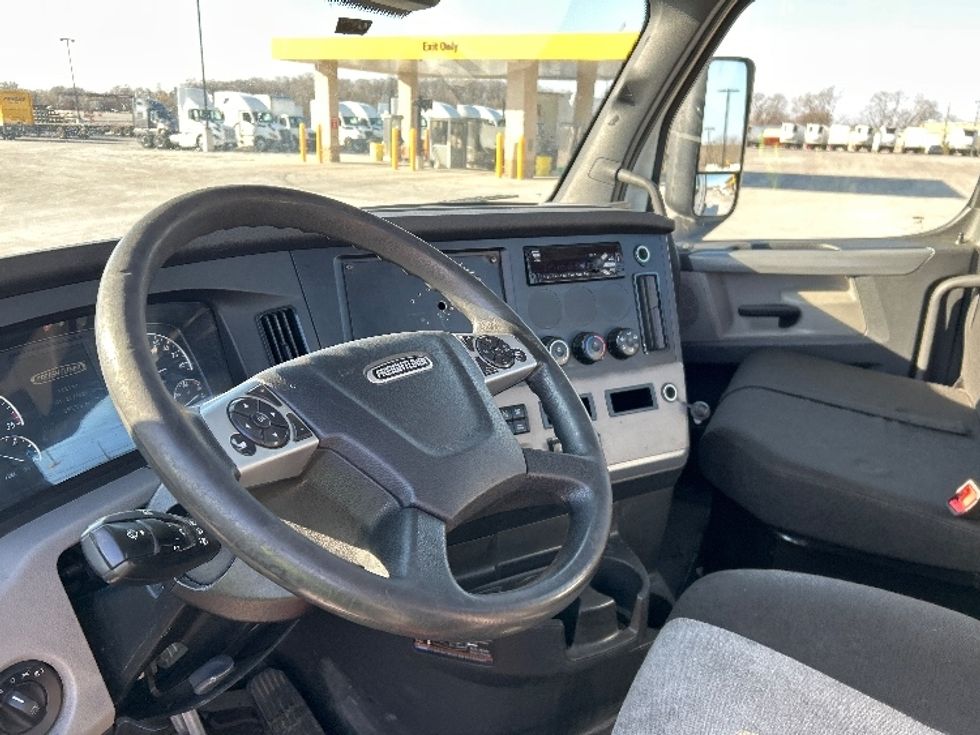 Day Cab Tractor-Heavy Duty Tractors-Freightliner-2021-T12664ST-East Chicago-IN-290,328\n\t\tmiles-$ 62,000 - Image 10