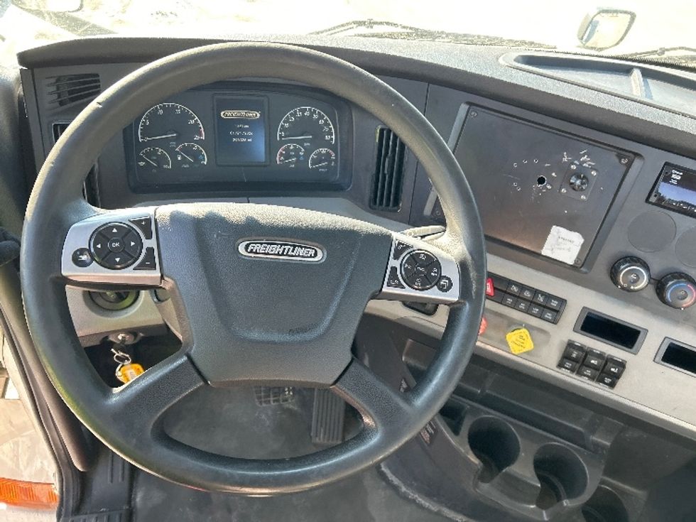 Day Cab Tractor-Heavy Duty Tractors-Freightliner-2021-T12664ST-East Chicago-IN-290,328\n\t\tmiles-$ 62,000 - Image 11