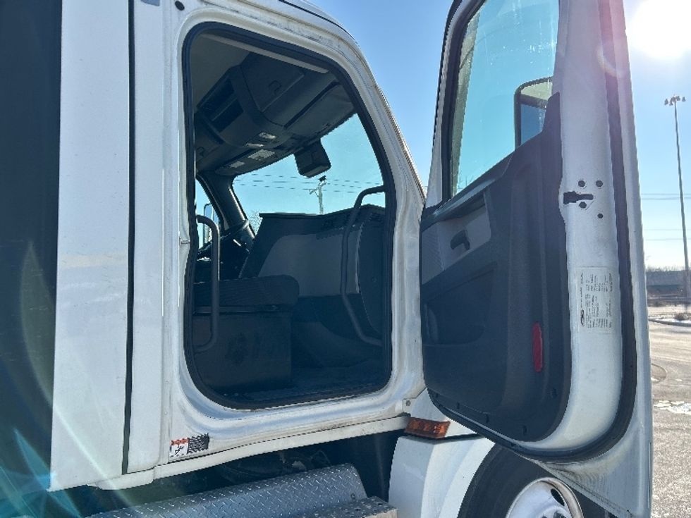 Day Cab Tractor-Heavy Duty Tractors-Freightliner-2021-T12664ST-East Chicago-IN-290,328\n\t\tmiles-$ 62,000 - Image 12
