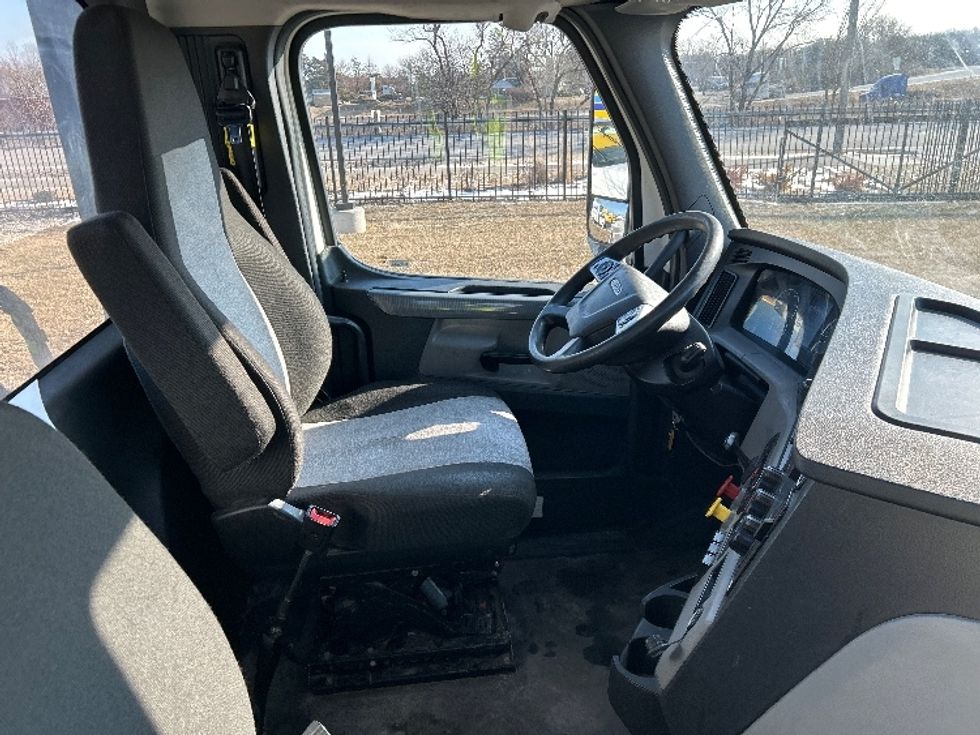 Day Cab Tractor-Heavy Duty Tractors-Freightliner-2021-T12664ST-East Chicago-IN-290,328\n\t\tmiles-$ 62,000 - Image 14
