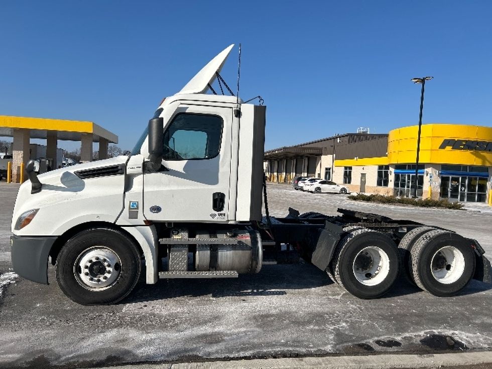 Day Cab Tractor-Heavy Duty Tractors-Freightliner-2021-T12664ST-East Chicago-IN-290,328\n\t\tmiles-$ 62,000 - Image 4