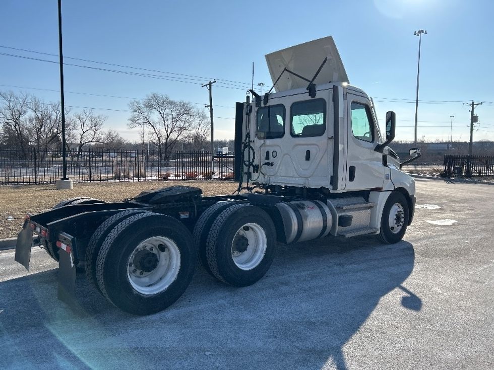 Day Cab Tractor-Heavy Duty Tractors-Freightliner-2021-T12664ST-East Chicago-IN-290,328\n\t\tmiles-$ 62,000 - Image 7