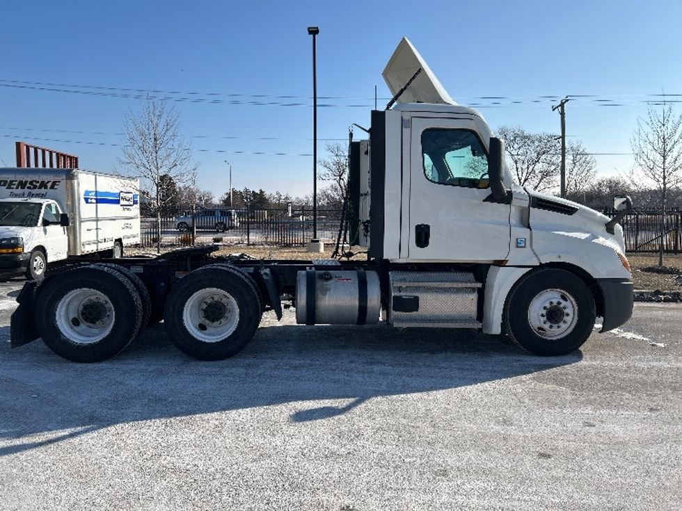 Day Cab Tractor-Heavy Duty Tractors-Freightliner-2021-T12664ST-East Chicago-IN-290,328\n\t\tmiles-$ 62,000 - Image 8